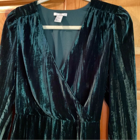NWOT H&M Green Crushed Velvet Faux Wrap Dress Size 4* - Picture 6 of 10